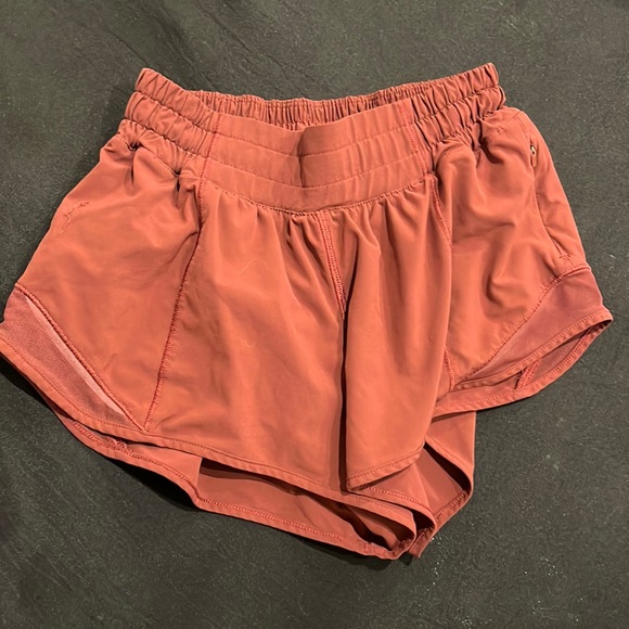 Lululemon Hotty hot shorts SIZE 2!!! - Picture 1 of 4